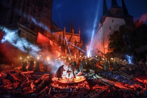 Hantieren in der Wolfsschlucht vor gespenstischer Kulisse mit Schädeln und seltsamen Geräten: der ahnungslose und furchtsame Jäger Max (Bernhard Berchtold) und der mit dem Teufel im Bund stehende Caspar, gesungen von Andrey Maslakov (Lutz Edelhoff).
