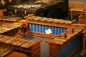 Metallophone (gender) bilden häufig einen Teil des Gamelan-Orchesters (Fir0002, Indonesische Botschaft in Australien).