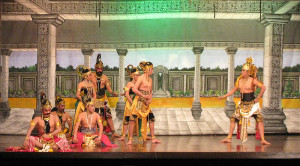 Aufführung des auf Java gebräuchlichen Wayang Wong im Wayang Orang Bharata Theatre Jakarta. Auf der rechten Seite ist die Figur des Sri Kresna dargestellt (Gunawan Kartapranata, 14.8.2010).