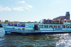 Partyfahrt auch mit Szenemusik auf der Spree mit dem auf der Beats & Boats Parade zwischen Treskowbrücke und Stubenrauchbrücke (Lotse, 6.7.2013)