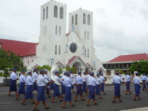 Auch das kann man in Apia, der Hauptstadt Samoas miterleben: Die Blaskapelle der städtischen Polizei paradiert außerhalb der gewöhnlichen Dienstzeit (Sarah Kelemen 9.2.2009, Flickr: Samoa 09).