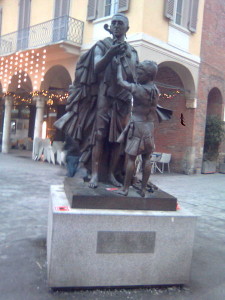 Die Stadt Cremona setzte seinem Ehrenbürger Antonio Stradivari ein würdiges Denkmal (KlaraJung, GNU Free Doc., p.d.).