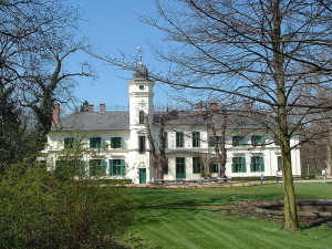 Heutige Hinteransicht des Schlosses Britz mit einem Teil des Parks (Frank Schubert, 12.4.2007)