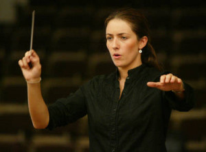 Weltweit gefragt: Alondra de la Parra mit dem Mexikanischen Nationalen Symphonieorchester in Mexico-Citys Teatro Regina im Einsatz (Jorgewilson1993, Foto: Maria Luisa Severiano)