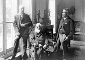 Der selbst als Virtuose bekannte Organist Alexandre Guilmant (sitzend in der Mitte) im Kreis seiner Kollegen Charles-Marie Widor und Eugène Gigout (ca. 1895, Bibliothèque nationale de France, p.d.).