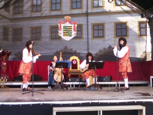 Auf der Hauptbühne war - mit spanischer und italienischer folkloristischer Musik aus der Barockzeit - wieder das Ensemble Les Matelots aus Dresden und Leipzig zu hören (Agnes Jaworska).