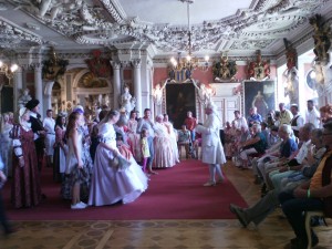 Wer mochte, konnte im Festsaal des herzoglichen Schlosses zu Gotha dank eines verierten Tanzmeisters der Potsdamer Rokoko e.V. barocke Tanzschritte und ihre Kombinationen einüben (Agnes Jaworska).