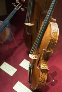 Eine an den Seiten des Korpus reich verzierte "Stradivari" aus dem Jahr 1687 - auf der der berühmte norwegische Geiger Ole Bull gespielt haben soll - beherbergt das Smithsonian Museum of American History heute (Julie Bernstein, 1.1.2009).