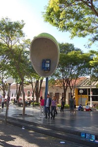 Elias Álvares Lôbos Herkunftstadt Itu ist bekannt für ihre "großen Sachen" wie hier eine in Ohrmuschelform überdimensionierte  Telefonzelle ... (JetsonJones, 25.7.2010, p.d.)