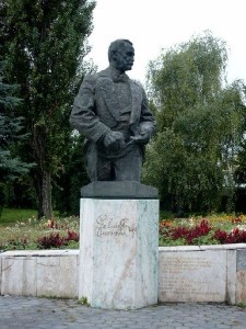 Ferenc Lehár bereicherte mit seinem "Land des Lächelns" das Repertoire der Operette wesentlich, im Theater Erfurt sind in Kürze die reguläre Aufführung und die Kinderversion zu erleben (Lehár-Monument in seinem Geburtsort Komárno, Aisano, p.d.).