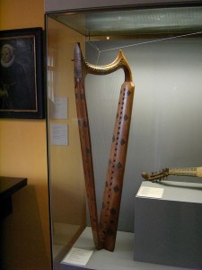 Ein Beispiel noch aus den "dark ages": Die so genannte Wartburg-Harfe stammt wohl aus dem 14. oder 15. Jahrhundert (Ingersoll).