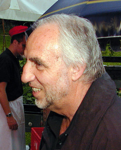 Er war einer der ersten, die - fern vom Willen zur Reproduktion eines originalen Klangs - Bachs Musik für den Jazz nutzbar machten und Verbindungslinien zogen: Jacques Loussier hier bei einer Feier in München (Harald Bischoff 2004).