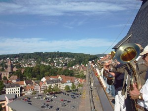 Mit ihrer Fanfare wecken die Bad Hersfelder Turmbläser sowohl Spätaufsteher als auch Mittagslangschläfer ... (2micha GFDL, 25.7.2010).