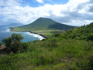Wunderbare Ausblicke wie diese auf einen "schlafenden Vulkan" eröffnet die Antilleninsel Sint Eustatius (Walter Hellebrand, Liz. CC-BY-SA-3.0 GPU, 26.10.2008).