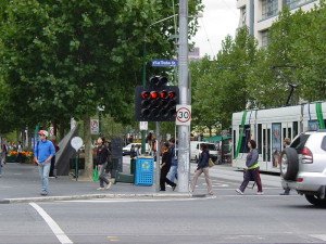 "Semaphore" - "Ampel" nennt sich das aktuelle Mitte 2015 aufgeführte Bühnenwerk der Komponistin Kate Neal (hier: eine Ampel in Melbourne, Dysprosia).