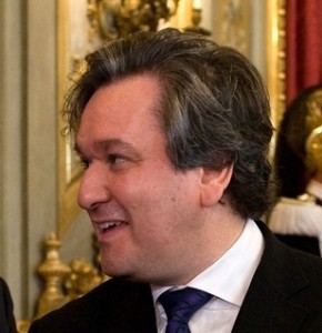 Der Dirigent von Panufniks 10. Symphonie wird vom italienischen Staatspräsidenten Giorgio Napolitano mit dem Preis "Vittorio de Sica" ausgezeichnet (Presidenza della Repubblica Italiana, p.d.).
