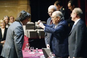 Eine der Geigen, wie sie Leonidas Kavakos bei seinen Konzerten verwendet, stammt aus der Meisterwerkstatt von David Bagué, der hier das Creu de Sant Jordi empfängt (14.10.2003, Jordi Bedmar).