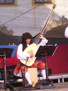 Nah an der tatsächlichen barocken Aufführungspraxis: Barockgitarrist Christoph Sommer hier an der Erzlaute (Agnes Jaworska)