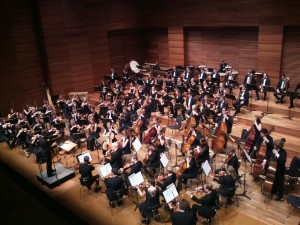 Am vergangenen Freitag und Samstag mit überwältigendem Einsatz zu erleben: die rund neunzig Musikerinnen und Musiker des Bundesschulmusikorchesters in der Weimarhalle (Agnieszka Mederer)
