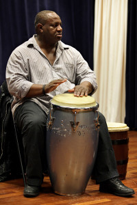 Auf den niederländischen Antillen sind die Congas, in ihrer größten Form als Tumba, weit verbreitet und tragen zum Repertoire der "Combined rhythms" bei (Latin Conga, Culturalis, 19.11.2011).