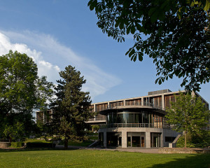 Auch akustisch ideal für die Besetzung mit einem großen Symphonieorchester ist der Große Saal der Weimarhalle, die hier von der Parkseite aus zu sehen ist (Maik Schuck, 20.5.2011, p.d.).