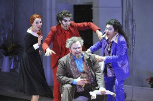 Dem berühmten Meininger Theater hätte man am Sonntag auch zur 2. Wiederaufführung des Don Pasquale in der Regie von Knut Weber wieder volle Ränge gewünscht, das Parkett sorgte in voller Besetzung jedenfalls für raumfüllenden Beifall. Die Rollen von links nach rechts: Norina alias Sofronia, Doktor Malatesta, Don Pasquale und sein Neffe Ernesto in der aktuellen Inszenierung (Foto Ed, 2015).
