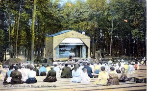 Noch um 1910 - wie hier im Central Park von Allentown - zogen traditionelle Vaudeville-Bühnen, die ihre Blütezeit im Frankreich des frühen 18. Jahrhunderts erlebten, die Aufmerksamkeit des städtischen Publikums auf sich (Anonymous Photographer, Allentown, Philadelphia).