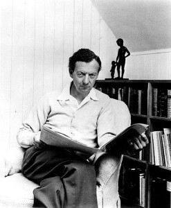 Der Nachschöpfer der Figur Peter Grimes nach George Crabbes Gedicht The Borough, Benjamin Britten, wie er 1968 vermutlich von Hans Wild für ein englisches High- Fidelity-Magazin photographiert wurde (London Records, p.d.).