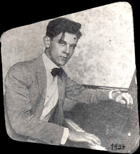 Radamés Gnattali (1906 - 1988) stammte aus einer eingewanderten italienischen Familie, in der beide Eltern aktive Musiker waren. Der Pianist beeinflusste durch seine Choro-Beiträge und Kompositionen, in denen sich Kunst- und Volksmusik verbinden, das brasilianische Musikleben der Zukunft. (1924, Sala Funarte, Acerdo Cedoc-Funarte).