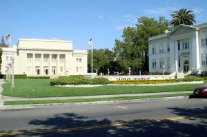 Am Chapman College in Orange, Kalifornien, lehrte die Opernkomponistin Mary Carr Moore von 1928 bis 1947. Im Bild sind die Gebäude Memorial Hall und Smith Hall zu sehen  (CC-By-SA-3.0 Bobak Ha'Eri, 14.6.2008, p.d.).