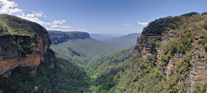 Zu den Blue Mountains, in denen Josephine Truman ein bedeutendes Projekt durchführte, gehört Jamison Valley mit seinen inspirierenden Ausblickspunkten (Photo by DAVID ILIFF. License CC-BY-SA 3.0, November 2008).