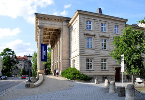 Auch äußerlich zeigte sich das Meininger Theater am 11. Oktober 2015 von seiner besten Seite. Die Meininger waren im 19. Jahrhundert die europaweit agierende Truppe von Herzog Bernhard, dessen Porträt den Saal im ersten Stockwerk ziert (Andreas Praefcke, Juni 2012).