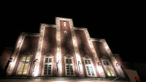 Die Glocke, das namhafte Bremer Konzerthaus, erhielt anlässlich des Auftakts zum Bremer Musikfest 2014, eine besondere nächtliche Beleuchtung Cineman HB, 31.8.2014).