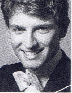 Der Dirigent des Sonntagabends, hermes Helfricht, gehörte dem Dresdner Kreuzchor an, spielte Klavier in der Kammermusikklasse des Artemis Quartetts und debütierte in Erfurt mit der Neuauflage des "Operncocktails" (Lic. Theater Erfurt).