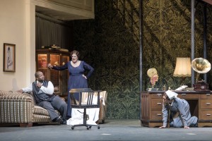 Donna Elvira (Stéphanie Müther) ertappt den Verführer beim Tete-a-tete mit Zerlina (Lutz Edelhoff, Theater Erfurt).