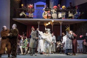 Siyabulela Ntlale als Don Giovanni (Mitte links) auf dem Maskenball in der Uniklinik: So viele verschiedene Kostümierungen sind selbst in der Oper Erfurt mit ihren farbenfrohen Inszenierungen nicht an der Tagesordnung (28.11.2015, Lutz Edelhoff).