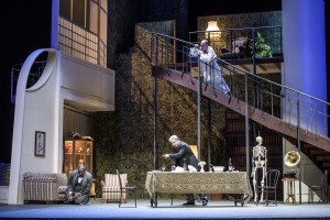 Zu spät: Leporello hatte Don Giovanni umsonst gewarnt, dem geladenen, aber unerwarteten Direktor (Vazgen Ghazaryan) die Tür zu öffnen (Lutz Edelhoff, Theater Erfurt).