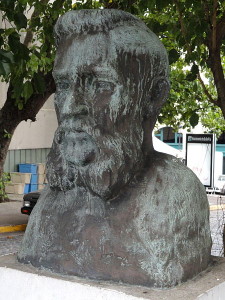 Der äußerst talentierte Pianist Manuel Gregorio Tavárez, der der Musik seiner Heimat Puerto Rico entscheidende Impulse zur Entwicklung eines klassischen Musiklebens gab, wurde in der Altstadt von San Juan mit einer Steinbüste geehrt (22.10.2011, Daderot).