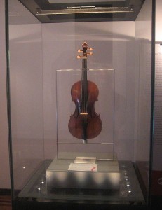 Die legendäre Violine "Il Cannone" soll im Besitz von Niccolò Paganini gewesen sein, Karol Lipinski spielte auf einem ähnlichen Instrument aus der Werkstatt Giuseppe Guarneris (2.6.2006, Lucarelli).