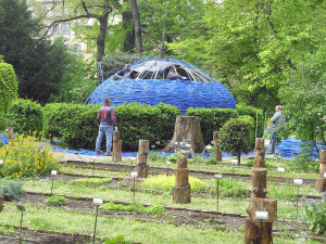 An Howard Brians Kammermusikstück "The secret garden" lässt das gleichnamige und im selben Jahr entstandene künstlerische Arrangement Im Botanischen Garten von Brera in Mailand denken (Pava, 23.3.2012).