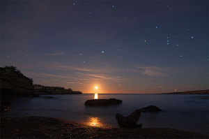 Ein Monduntergang - wie hier an der Punta Mola Piemmirio - inspierierte Brian Howard zu seiner ersten größeren Orchesterkomposition" Il tramonto della luna" (Dario Giannobile, 16.1.2014).