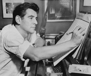 Leonard Bernstein 2 Jahre vor dem Abschluss seines Musicals "West Side Story" bei der Arbeit am Klavier (Fotografie von 1955, Library Of Congress, Sun Collection, http://hdl.loc.gov/loc.pnp/cph.3c27784).