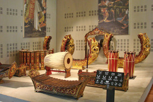 Keine museale Angelegenheit: Pi-phat-Ensembleinstrumente im Pariser Musée de la musique (Jean-Pierre Dalbéra, 29.7.2009).