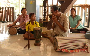 Die Folkloristische Musiktradition bleibt (auch) in der Familie: Mangkala in Phrafang (Prachom Vongpint).
