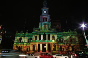 Die Town Hall von Sydney wartet zu Weihnachten mit vier Chören und dem Orchester der Navy auf. Hier schätzt man  ähnlich wie in den USA ein bunt-fröhliches Weihnachtsfest (sv1ambo, 11.12.2011).