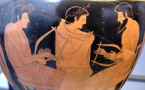 "Musikstunde" auf einer griechischen Vase (Staatliche Antikensammlungen München, Bibi Saint Pol, own work, 2007).