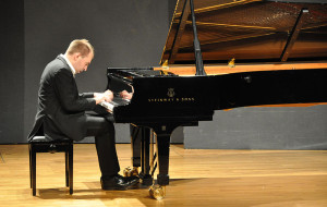 Wie in der Stuttgarter Liederhalle am 14. Juli 2014 begeisterte der russische Pianist Andrei Korobeinikov auch im Theater Erfurt am 8. Januar 2016 das Publikum (Andreas Praefcke, p.d.).