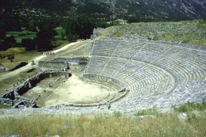 Das Amphitheater in Dodona wurde nach Aristophanes' zeit gebaut und umfasste 18.000 Sitzplätze (D. Swift, 19.8.2005).