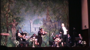 Vor der Kulisse eines Wiener Gesamtensembles spielte das tschechische Kammerorchester mit musikantischer Perfektion (Agnieszka Mederer).