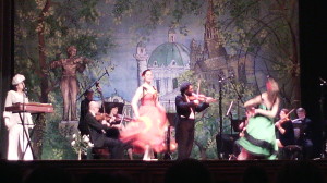 Das Johann-Strauss-Ballett brillierte mit Variationen der Polka und des Wiener Walzers und brachte so den noch fehlennden Schwung ins neue Jahr 2016 (Agnieszka Mederer).